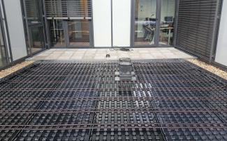 Intelligent underfloor irrigation: The brown dripperlines are installed in the Aquatec®AT 45 system and supply the green roof build up with water in the absence of precipitation. © GRÜN+DACH / ZinCo x